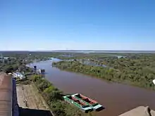 Tramo superior del río, se observa la desembocadura del río Negro.