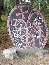 Piedra rúnica de Uppland U 871, en Skansen, firmada por Åsmund.