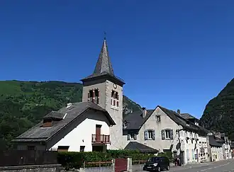 Detalle general de Urdos desde la carretera que atraviesa la población