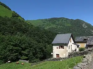 Laderas y casa en la zona oeste del Urdos