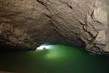 Espeleobuceador franqueando un sifón.