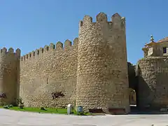 Muralla por el lado norte. A la derecha, la Puerta del Azogue.