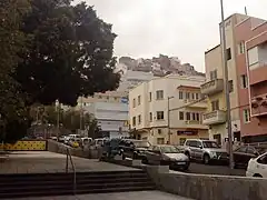 Vista de la calle Prosperidad desde la plaza del barrio de Uruguay, justo en el límite con el barrio de Salamanca. Arriba, en la montaña, Barrio Nuevo.