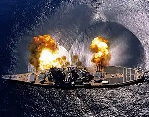 El acorazado USS Iowa disparando sus cañones de 406 mm (16").