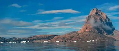 Vista de Uummannaq, Qaasuitsup la montaña de 1100 metros de los alrededores da nombre a la localidad