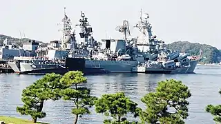 Visitando el puerto de Yokosuka, Japón en octubre de 2002.