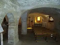 Interior de la ermita rupestre de Santa María de Valverde (Valderredible)