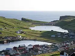 Vágur y la parte occidental de Vágsfjørður. Más al oeste está el lago Vatnið y Vágseiði en la costa oeste.