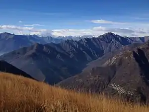 Val Grande, Pico Proman (la montaña más alta a la derecha), Cicogna (el pequeño pueblo en la esquina derecha) y Monte Rosa (izquierda, cubierta por las nubes), visto desde Pico Pernice.