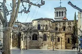 La cabecera, vista desde la plaza de los Clercs