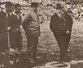 El Gobernador de la Prov. de Buenos Aires, Valentín Vergara, da el puntapié inicial del partido inaugural del nuevo estadio del Club Atlético Independiente el 4 de marzo de 1928