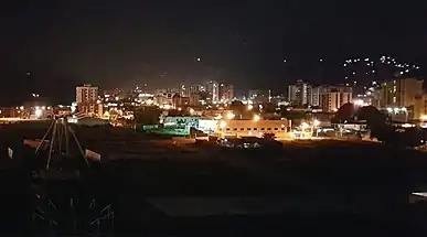 Fotografía nocturna de la ciudad desde la Ave. Bolivariana