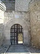 Puerta oeste, de acceso al castillo. Sobre el arco se ve la placa en homenaje a Pío del Río Hortega.