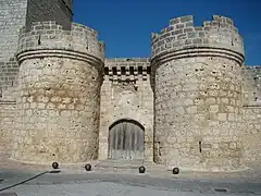 Puerta sur del castillo protegida por dos cubos.