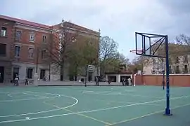 Patio para deporte. Instalaciones deportivas en los patios exteriores, junto al edificio principal.