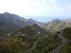 Valle de Las Huertas, con la sinuosa carretera de Taganana.