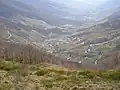 Laderas con bancales para los cerezos y núcleos de población en el fondo del Valle del Jerte (Extremadura).