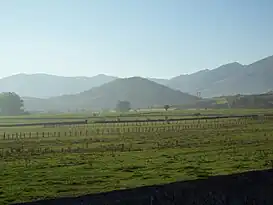 Sierra de Híjar (izda.) desde Reinosa, destacando el Cuchillón como cumbre más alta. Tapando la unión de las sierras de Híjar y del Cordel (dcha.), la Guariza, mole caliza por donde se filtra el río Híjar.