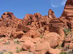 Caos de bloques del Valle de Fire, Nevada (EE.UU.). Al pie del caos, presencia de arena no completamente retirada por la erosión).