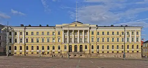 Edificio del Senado de Finlandia (1818-1822) en Helsinki, construido según diseño de Carl Ludvig Engel