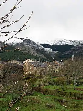 Valverde de los Arroyos (zona de Guadalajara de "arquitectura negra", por el uso de pizarra).