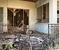 Una casa abandonada en Varosha; frente a la casa hay un oso de peluche deshilachado.