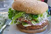 Hamburguesa vegana con topping de vegetales