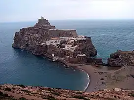 El Peñón de Vélez de la Gomera, visto desde Marruecos. La frontera entre los dos países pasa por el istmo de arena que une la pequeña península al resto del continente africano.