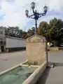 Farola sobre fuente.