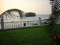 Una vista del lago desde un complejo turístico en Kumarakom