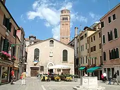 El Campo San TomàIl, con el campanile dei Frari al fondo