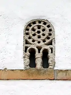 Ventana de la iglesia de San Miguel (Villardeveyo).