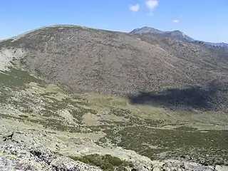 Vista de la vertiente suroeste del Cerro de Valdemartín. Tras esta montaña se ven las Cabezas de Hierro.