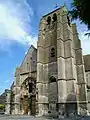 Torre y fachada oeste de la iglesia de Saint-Pierre.