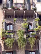 Casas decoradas con frescos en el lado oeste de la plaza.