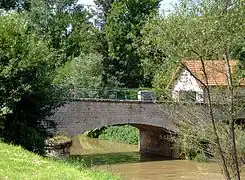 Puente sobre el Ouche en Veuvey-sur-Ouche.