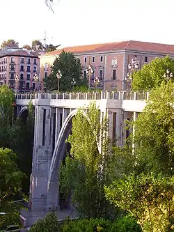 Viaducto de Segovia, debajo del cual pasa la calle homónima.