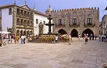 Fuente de la Plaza de la Reina al fondo a la izquierda el Antiguo Hospital de la Misericordia, a la derecha el Palau del Conselho