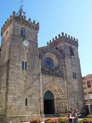 Catedral de Viana do Castelo (siglo XV).  Un magnífico portal gótico está flanqueado por dos torres pesadas.