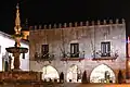 Fuente de la Plaza de la Reina, de noche, al fondo el Palau del Conselho