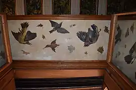 Pinturas de aves en las jambas del comedor