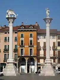 Las dos columnas (a la izquierda el león alado, símbolo de San Marcos y de la República de Venecia).