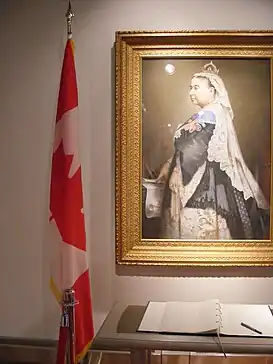 Libro de honor y retrato oficial de la reina Victoria en un edificio federal de Ottawa