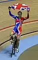 La ciclista Victoria Pendleton ondea la bandera británica en la final del Campeonato Mundial de Ciclismo en Pista de 2008.