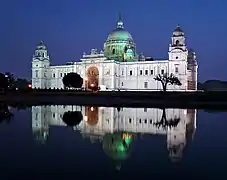 El Victoria Memorial en Kolkata fue diseñado por William Emerson, y construido entre 1906 y 1921. Fue inspirado por el Taj Mahal.