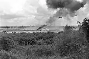 Bombardeo aéreo del ERVN, 1965. Un Douglas A-1 Skyraider, A1E, lanza napalm sobre un blanco avistado por un Cessna O-1 Bird Dog.