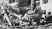 El soldado Nguyen Van Thieng del Viet Minh con una mina de estocada en la calle Hàng Đậu, diciembre de 1946.