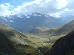 Vista a 3,5 km  de la cima del torrente Lenta y a continuación, una parte al  9 % más abajo a la izquierda, y el Albaron, (3638 m) al fondo.