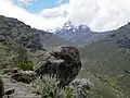 Mirando hacia los picos arriba del Mackinder Valley en la ruta Sirimon.