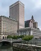 El edificio visto desde el otro lado del río Providence